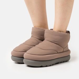 SOLD - UGG Women’s Classic Maxi Mini